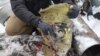 Представитель Прокуратуры Украины показывает части ракеты, которая, по мнению украинской стороны, была произведена в Северной Корее. обломки ракеты были обнаружены после обстрела Харькова 6 января 2024 года